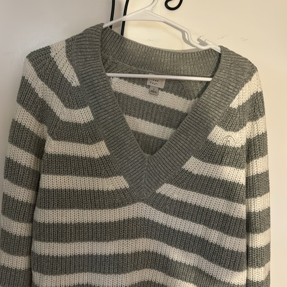 Vneck long sleeve sweater. - Picture 2 of 3